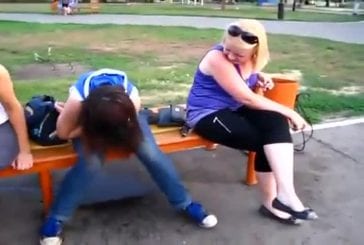Elle pisse sur un banc public