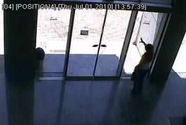 Cette dame ne comprend pas les portes en verre