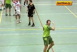 Joueur de handball plaqué au sol pour un bisou
