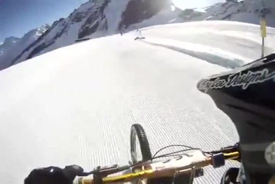 Dévaler un glacier en vélo