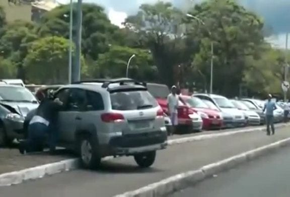 Femme en colère contre un motard