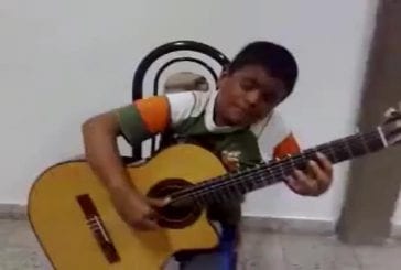 Enfant joue le chanson du Titanic à la guitare
