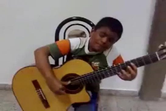 Enfant joue le chanson du Titanic à la guitare