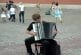 Artiste de rue jouant le Sh*t Out sur son accordéon