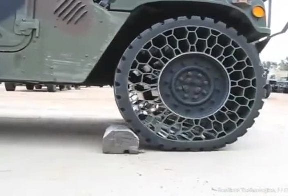 Humvee avec des pneus sans air