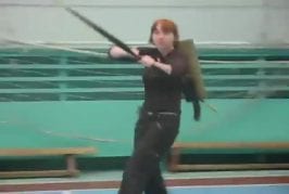 Une fille tire rapidement à l’arc à flèches