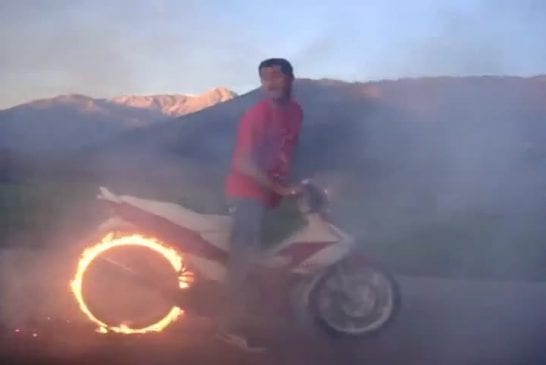 Un pneu qui prend feu lors d’un burnout