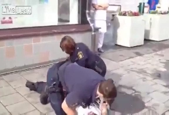 2 policiers suédois essaient d’interpeler un homme