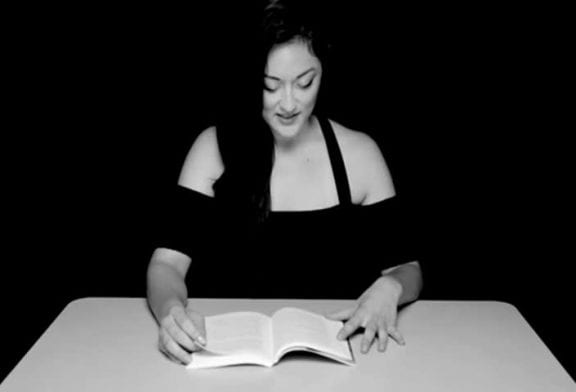 Alicia tente de lire un roman avec un vibromasseur