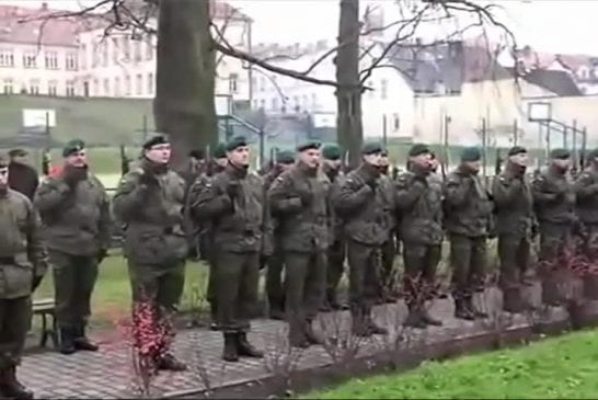 Rassemblement militaire polonnais près de forage