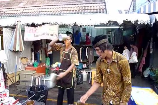 Incroyable vendeur de thé chaud sur le marché de Chatuchak à bangkok