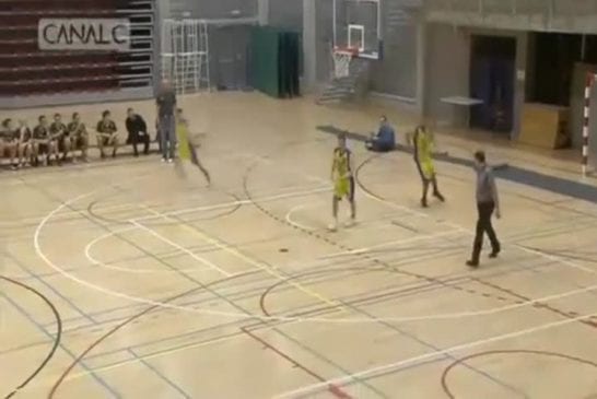 Basket-ball joueur manque quatre layups faciles