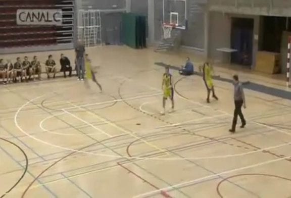 Basket-ball joueur manque quatre layups faciles