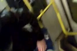 Des filles dans le metro font du pooldance
