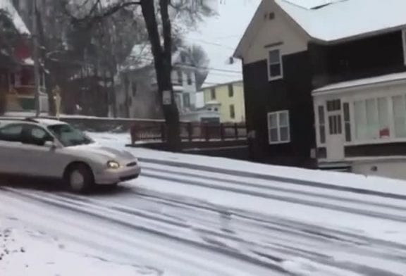 Comment tourner à gauche sur une colline enneigée