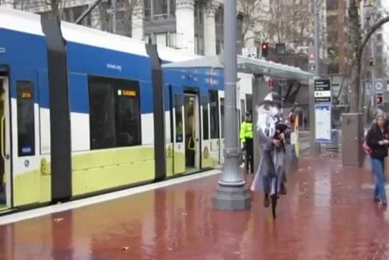 Gandalf jouer cornemuse chevauchant un monocycle à Portland