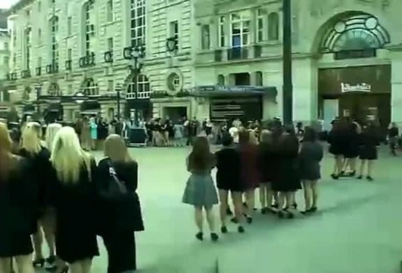 Flash mob 100 girls danse à Piccadilly Circus sur Beyonce