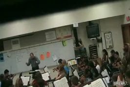 Loco profesor de música destruye un violín crazy music tea