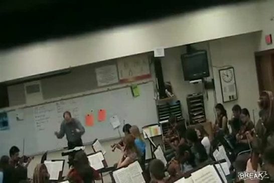 Loco profesor de música destruye un violín crazy music tea