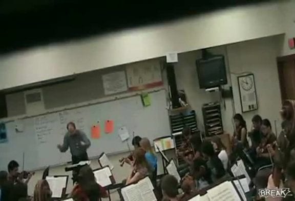 Loco profesor de música destruye un violín crazy music tea