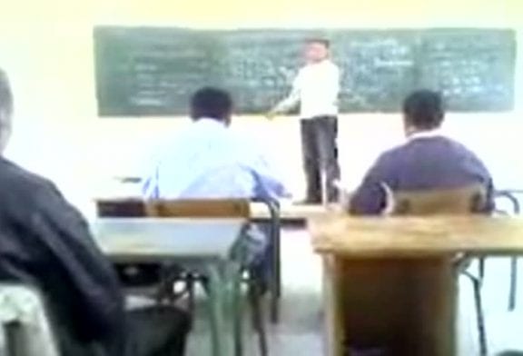 Un prof met une grosse baffe à un élève