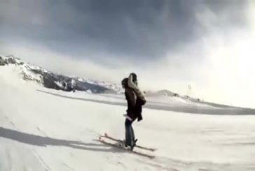 Superman piggy saut à ski en arrière