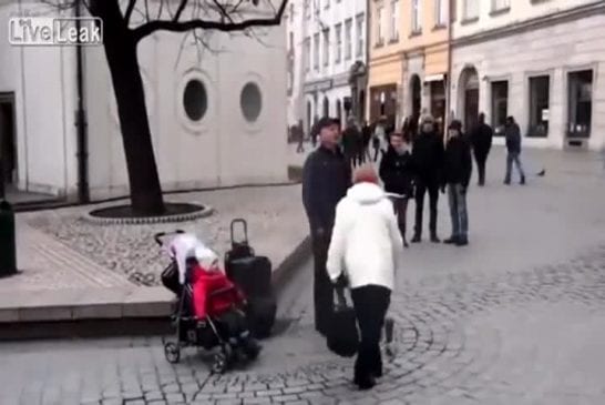 Bébé se joint artiste de rue