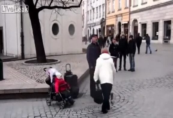 Bébé se joint artiste de rue