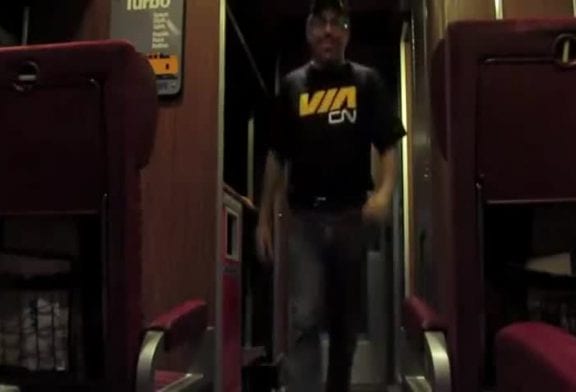 Cet homme a reproduit un véritable train dans sa cave