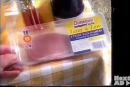 Des nudistes très british aiment le bacon