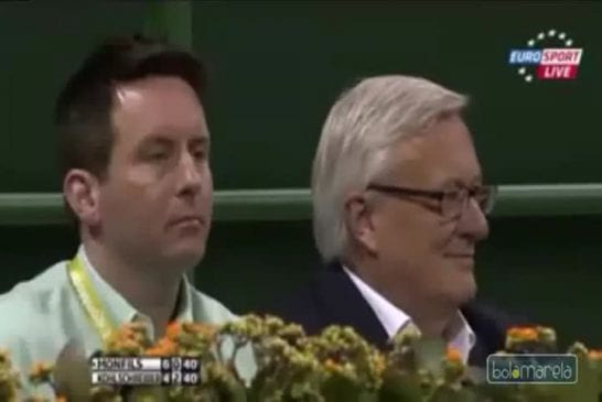 Gael Monfils explique à un arbitre qu’il transpire beaucoup