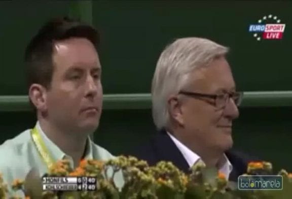 Gael Monfils explique à un arbitre qu’il transpire beaucoup