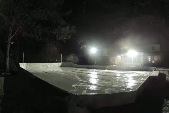 Il construit une patinoire dans un jardin en seulement cinq jours