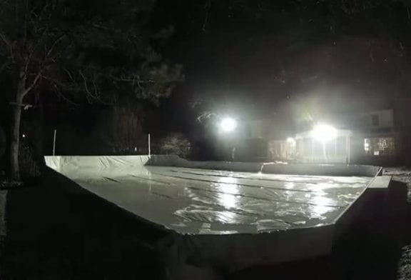 Il construit une patinoire dans un jardin en seulement cinq jours