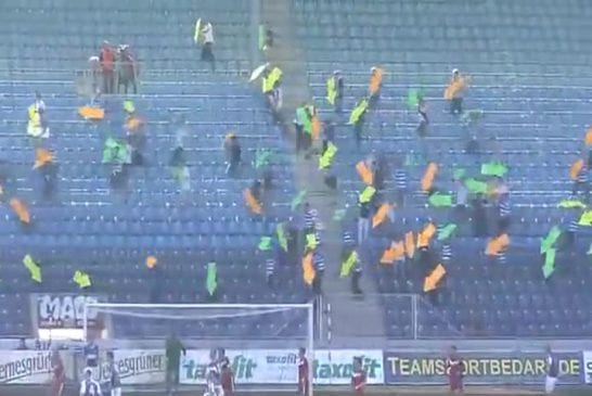 Foule aide les joueurs à trouver sur le net