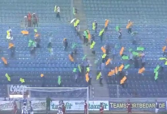 Foule aide les joueurs à trouver sur le net