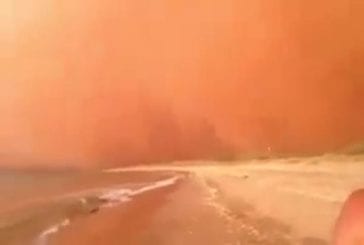 Un gigantesque mur de sable se forme avec l’arrivée de la tempête