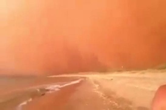 Un gigantesque mur de sable se forme avec l’arrivée de la tempête