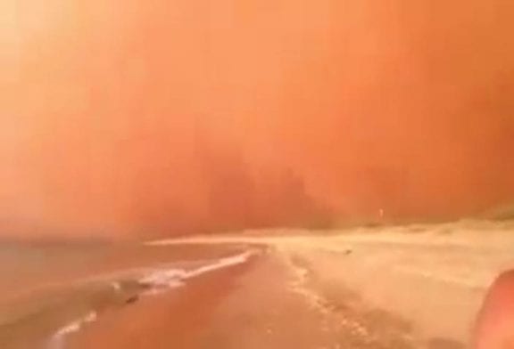 Un gigantesque mur de sable se forme avec l’arrivée de la tempête