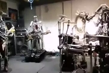 Un groupe de rock uniquement composé de robots