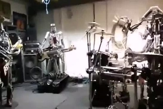 Un groupe de rock uniquement composé de robots