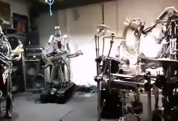 Un groupe de rock uniquement composé de robots