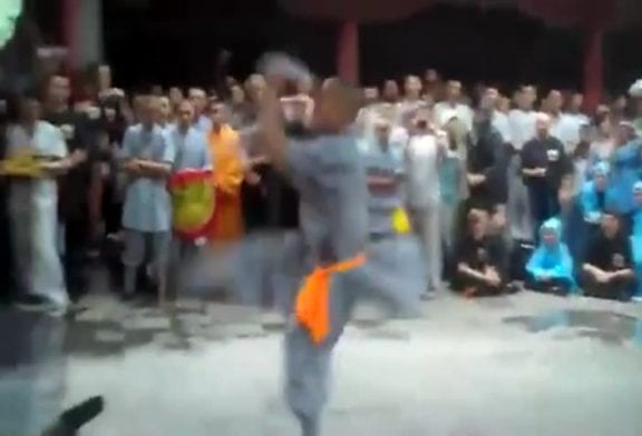 Moine shaolin avec les compétences de la chaîne fous