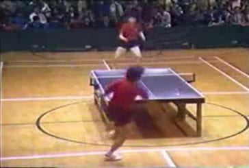 Joeur de ping-pong acrobatique