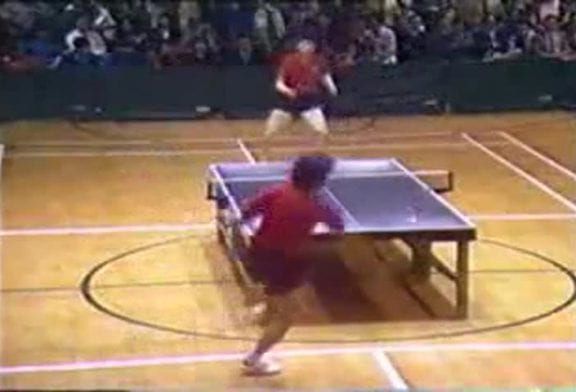 Joeur de ping-pong acrobatique