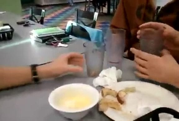 Faire léviter des gobelets à la cantine