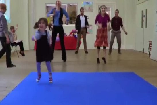 Fille mignonne a une danse entraînante