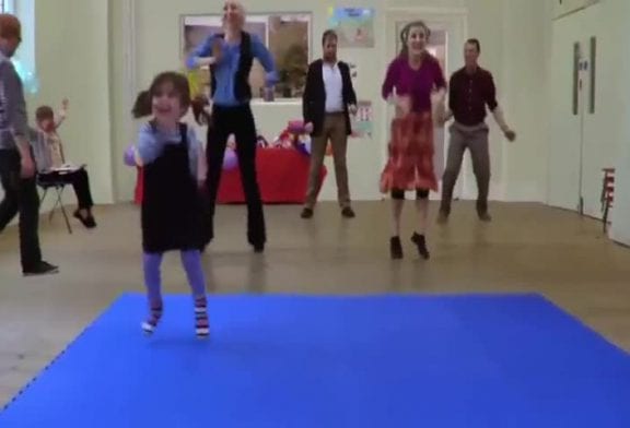 Fille mignonne a une danse entraînante