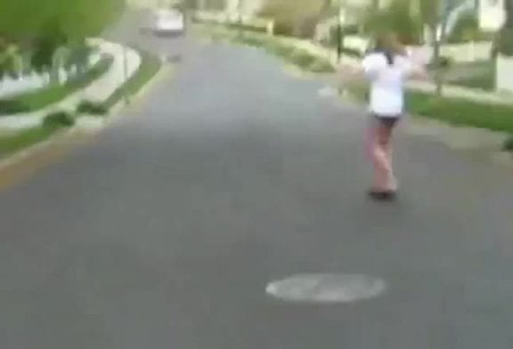 Planche à roulettes fille échouer