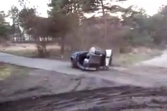 Voiture puissante coupée en deux